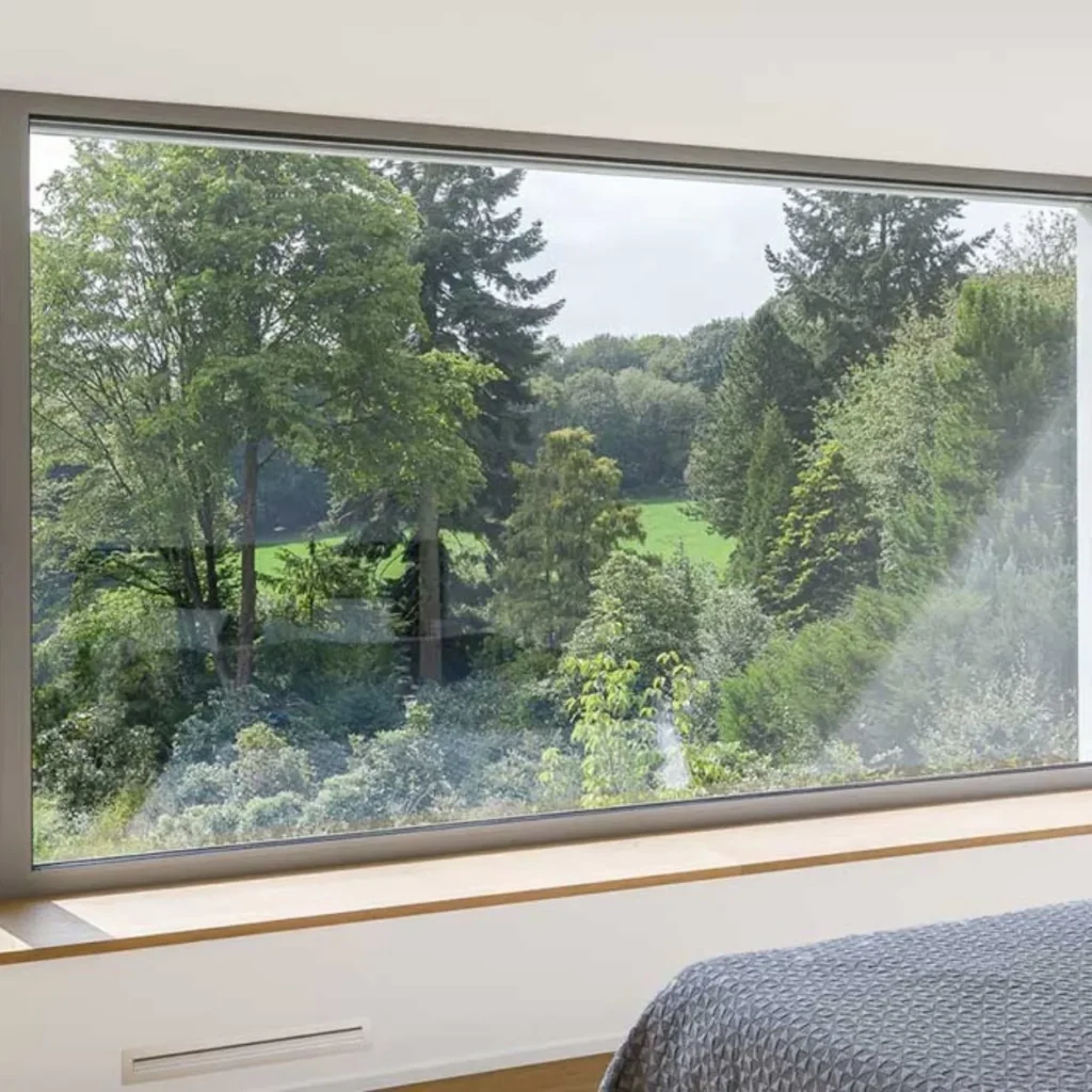 Fenêtre propre et lumineuse après nettoyage robot limpiacristales