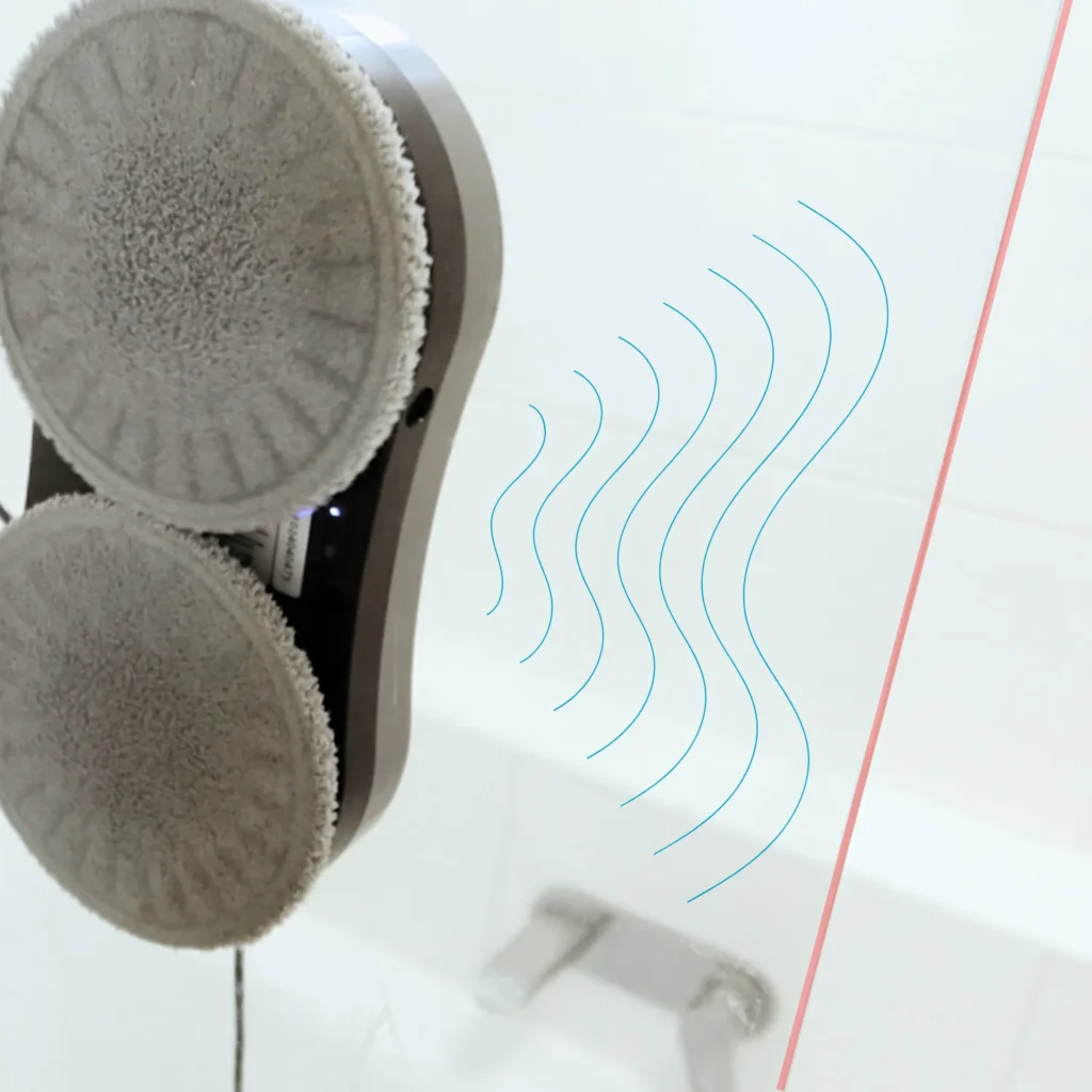 Robot limpiacristales nettoyant une vitre verticale