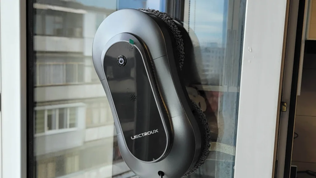 Robot limpiacristales Liectroux YW810 en fonctionnement sur une ventana, nettoyant efficacement les cristales d’un appartement en hauteur.