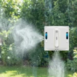 Robot limpiacristales ABIR WD9 pulverizando agua sobre un cristal