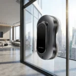 Robot limpiacristales Liectroux YW810 en una ventana de piso