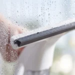 Escobilla de 280 mm del Vitropole en acción: el agua se aspira, el cristal queda límpido