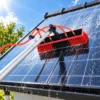 Cepillo SolarClean 9M lavando un panel solar en un tejado
