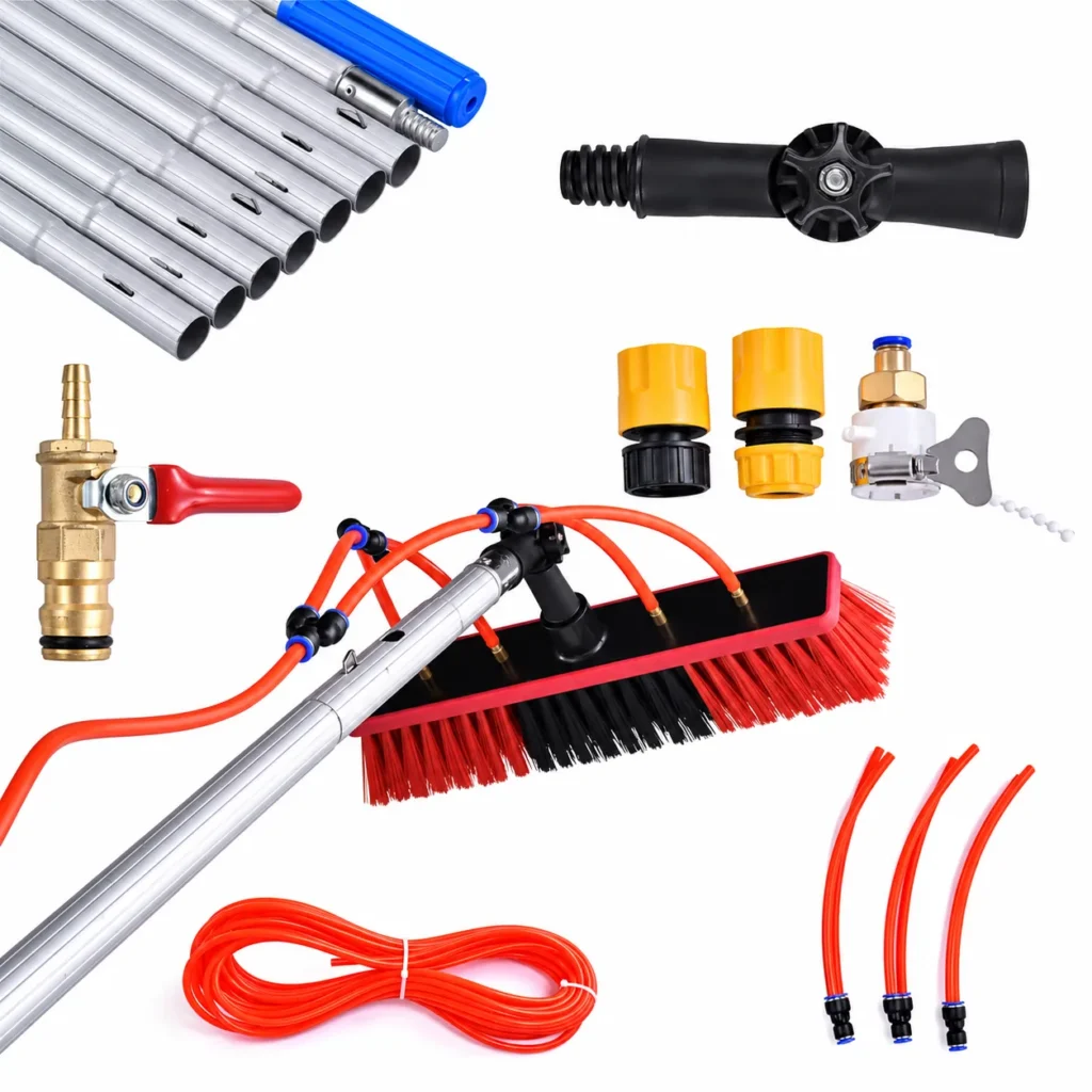 Contenido del kit SolarClean 9M: 9 secciones de pértiga, cepillo, manguera de 20 m, grifo de palanca, racores