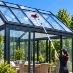 Limpieza del techo acristalado de un cerramiento con el cepillo de agua SolarClean 9M